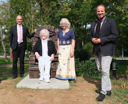 Für die Fotografen hat die Künstlerin Liesel Metten auf "ihrem" Büchersessel Platz genommen, begleitet von. Prof. Georg Krausch (li). rechts die Stifterin Prof. Dr. Elisabeth Gateff mit JGU-Vizepräsident Prof. Dr. Stephan Jolie. © Foto: Diether v. Goddenthow