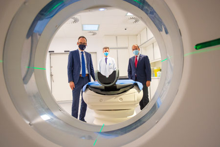 Der Aufsichtsratsvorsitzende, Staatssekretär Dr. Denis Alt, besichtigt den neuen Computertomographen der Universitätsmedizin Mainz gemeinsam mit dem Direktor der Klinik und Poliklinik für Neuroradiologie, Univ.-Prof. Dr. Marc Brockmann, und dem Vorstandsvorsitzenden und Medizinischen Vorstand, Univ.-Prof. Dr. Norbert Pfeiffer (v.l.n.r.). Foto: Universitätsmedizin Mainz / Peter Pulkowski