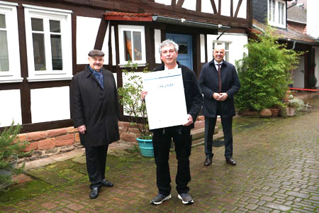 Kammerpräsident Stefan Füll (rechts) und Ehrenpräsident Klaus Repp (links) zeichneten Ralf Birk (Mitte), Meister im Zimmererhandwerk, mit dem diesjährigen „Klaus-Repp-Preis für Denkmalpflege im Handwerk“ aus. © Handwerkskammer Wiesbaden