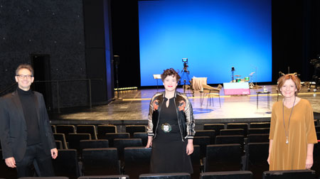 (vli.) Intendant Markus Müller, Preisträgerin Nora Comringer und Ministerpräsidentin Malu Dreyer im coronabedingt menschenleeren Mainzer Staatstheater anlässlich der livegestreamten Verleihung der 40. Carl Zuckmayer Medaille am 18. Januar 2021. © Foto Diether v. Goddenthow-