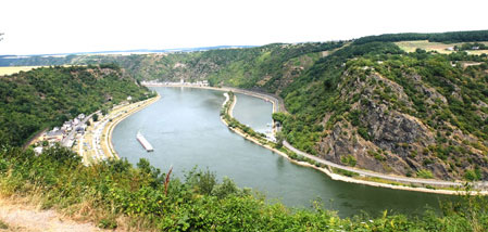 Der Rhein in der Rheinschlucht bei Sankt Goarshausen mit der Loreley (132 Meter hoher Schieferfelsen) ist Teil des UNESCO-Weltkulturerbes Oberes Mittelrheintal. © Foto Diether v. Goddenthow