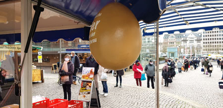 Unter freiem Himmel einkaufen, beim Erzeuger direkt oder auch Wochenmärkten. Zum Teil sind die Warteschlangen wie hier auf dem Wiesbadener Wochenmarkt lang. © Foto Diether v. Goddenthow