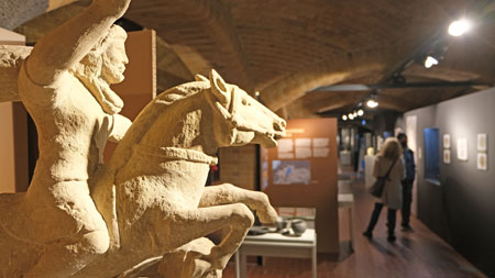 Als Bekrönung reitet Jupiter über einen schlangenförmigen Giganten – Die Römische Jupiter-Gigantensäule von Wiesbaden-Schierstein, Symbol der Verschmelzung römischer und keltischer Religion, ist eines der Highlights der Ausstellung „Keltenland Hessen – Im Spannungsfeld der Kulturen“ ab 16.3.2022 im SAM © Foto Diether v. Goddenthow
