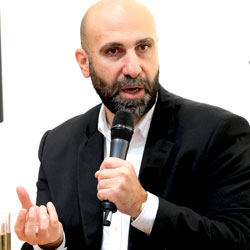 Ahmad-Mansour Ahmad Mansour ist ein deutsch-israelischer Psychologe und Autor. Er lebt seit 2004 in Deutschland und hat seit 2017 die deutsche Staatsbürgerschaft. Er beschäftigt sich mit Projekten und Initiativen gegen Radikalisierung, © Foto: Diether von Goddenthow