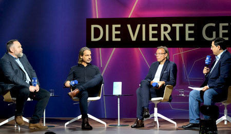 Das umstrittene Buch "Die vierte Gewalt - Medien auf dem Prüfstand" von Richard David Precht und Harald Welzer steht seit Wochen auf der Spiegel-Bestsellerliste Sachbuch. Auf der ARD-Bühne auf der Frankfurter Buchmesse wurde am Freitag erneut darüber diskutiert, diesmal mit Medienjournalist Stefan Niggemeier. Es moderierte: Daniel Bouhs (r), Soziologe-Harald-Welzer, Philosoph Richard-David-Precht- und Medienjournalist Stefan-Niggemeier. © Foto: Diether von Goddenthow