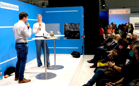 Professorin Dr. Maja Göpel im Gespräch mit Moderator Christian Rabhansl © Foto: Diether von Goddenthow