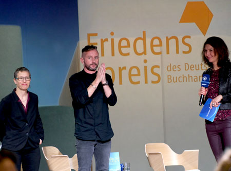 Friedenspreisträger Serhij Zhadan zu Gast auf der ARD-Bühne der Frankfurter Buchmesse. Sein Buch: "Himmel über Charkiw: Nachrichten vom Überleben im Krieg" (Suhrkamp), im Gespräch mit Moderatorin Cécile schortmann. © Foto: Diether von Goddenthow