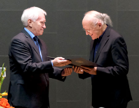 Prof. Dr.-Ing. Reiner Anderl, Präsident der Akademie der Wissenschaften und der Literatur ehrt Heinz Holliger mit dem Robert Schumann-Preis für Dichtung und Musik 2022. © Foto: Diether von Goddenthow
