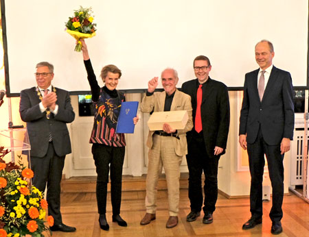Im Jubiläumsjahr ihres 10jährigen Bestehens wurde am 4.11.2022 die Kunstarche Wiesbaden e.V. mit dem renommiertesten kulturellenen Preis der Stadt Wiesbaden, dem Kulturpreis der Landeshauptstadt, ausgezeichnet. (vli.:) Oberbürgermeister Gerst Uwe Mende, Felicitas Reusch, 1. Vorsitzende,Bernd Brach, 2. Vorsitzender, Kulturdezernent Axel Imholz und Stadtverordnetenvorsteher Dr. Gerhard Obermayr. © Foto: Heike von Goddenthow