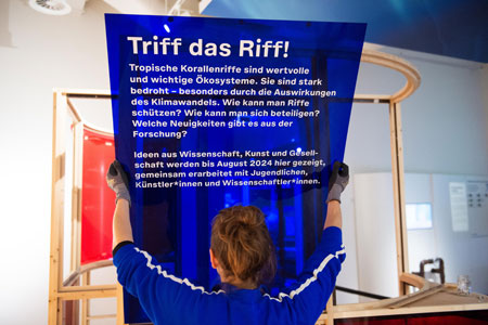 Der Senckenberg Jugendbeirat hat an dem Ausstellungsprojekt mitgearbeitet. Die Jugendlichen haben aktuelle Fragen zum Riffschutz gestellt und stellen ihre Ergebnisse im Display–Modul vor. © Foto: Senckenberg/Tränkner
