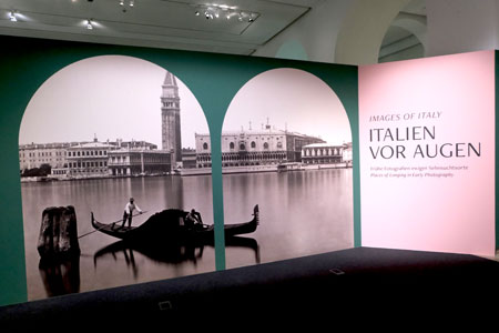 Auf dem Canal Grande schippernde Gondolieri, der Schiefe Turm von Pisa oder die Altertümer Roms: Zahlreiche Fotografien von Giorgio Sommer, dem Unternehmen der Gebrüder Alinari, Carlo Naya oder auch Robert Macpherson prägten das Bild von Italien als Sehnsuchtsort. Das Städel Museum präsentiert vom 23. Februar bis 3. September 2023 eine Auswahl früher Italienfotografie. © Foto Diether von Goddenthow