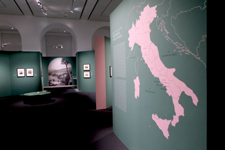Die Ausstellung versammelt insgesamt 90 bedeutende Aufnahmen der Jahre 1850 bis 1880 aus der eigenen Sammlung. Es ist eine fotografische Tour entlang der bekanntesten Routen mit den Stationen Mailand, Venedig, Florenz, Rom und Neapel. © Foto Diether von Goddenthow