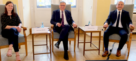 Oberbürgermeister Gert-Uwe Mende hat am Freitag, 5. Mai, den Oberbürgermeister von Wiesbadens Partnerstadt Görlitz, Octavian Ursu, im Rathaus empfangen. (vli.) Eva Wittig, Gert-Uwe Mende und Octavian Ursu. © Foto Diether von Goddenthow