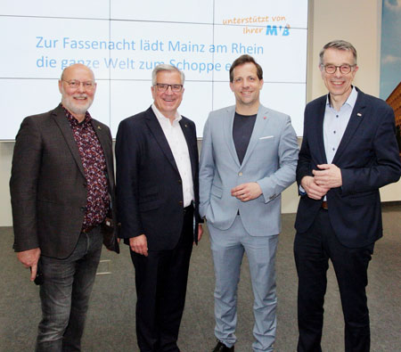 Bild: v.li.: Präsentieren das neue Mainzer Fastnachtsmotto: MCV-Pressesprecher Michael Bonewitz, MCV-Präsident Hannsgeorg Schönig, Oberbürgermeister Nino Haase und Peter Jost von der Mainzer Volksbank. © MCV / Thomas Gottfried