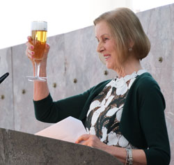 Im Namen des Preisgeld-Sponsors schloss Gräfin Douglas ihre Rede mit "Dir und mir ein Binding-Bier" und prostete den Preisträgern zu. © Foto Diether von Goddenthow