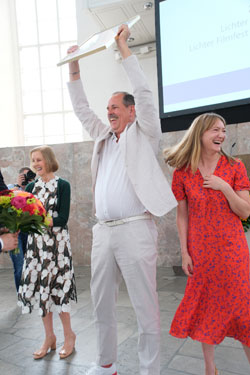 Johanna Süß und Gregor Maria Schubert lassen ihrer Freude über den großartigen Preis freien Lauf. © Foto Diether von Goddenthow