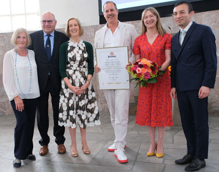 Der mit 50.000 Euro dotierte Binding-Kulturpreis 2023 ist heute in der Paulskirche an den Verein Lichter Filmkultur für sein Lichter Filmfest Frankfurt International überreicht worden. (v.li.:): Laudatorin Claudia Dillmann, Otto Völker, Bergit Gräfin Douglas, die Preisträger Gregor Maria Schubert und Johanna Süss sowie Oberbürgermeister Mike Josef, Copyright: Stadt Frankfurt am Main. © Foto Diether von Goddenthow