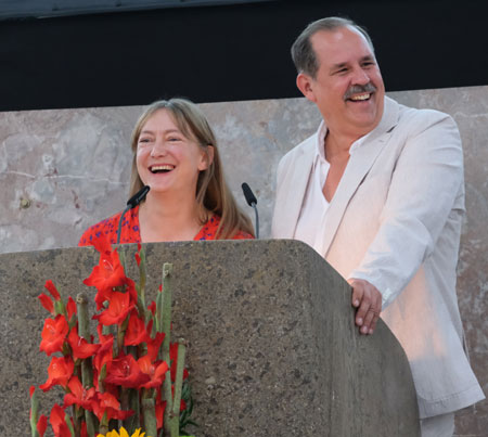 Bei den Worten des Dankes ließen die Preisträger Johanna Süss und Gregor Maria Schubert die Geschichte des vor 16 Jahren aus einer Graswurzelbewegung heraus entstandenen Vereins Lichter Filmkultur e.V. Revue passieren. "Es war im Jahre 2008, Smartphones gab's noch nicht, die Finanzkrise erschütterte die Welt, und Obama sagte seinen berühmten Satz "Yes, we can!", und da haben wir uns auch gesagt "Yes we can!" so oder ähnlich begann alles mit viel Optimismus und der Hilfe viele engagierter Mitkämpfer und vor allem mit der Kraft der Beharrlichkeit, die man in Frankfurt brauche, wenn sich hier einer für Filmkultur einsetze ... , so die Preisträger ein wenig augenzwinkernd. Die "Beharrlichkeit" hat sich nicht nur für den Verein, sondern auch für die Stadt Frankfurt ausbezahlt. Stichwort Stadtteilentwicklung (https://lichter-filmfest.de/) © Foto Diether von Goddenthow