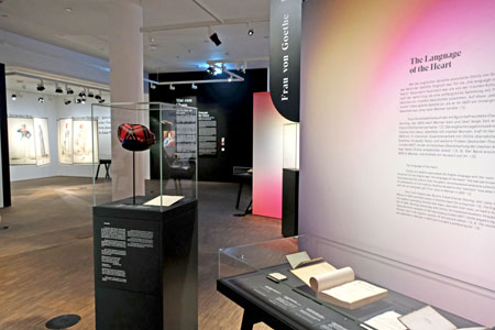 Impression der Ausstellung "Mut zum Chaos" Ottilie von Goethe und die Welt der Romantik (1796 – 1872), Goethes „geliebte Schwiegertochter“, wurde schon von ihren Zeitgenossen überaus kontrovers wahrgenommen. Im Fokus standen stets ihre Rolle als Schwiegertochter Goethes, ihre unglückliche Ehe mit seinem Sohn August und ihre leidenschaftlichen Gefühle. Ihre selbstbestimmten Lebensentscheidungen und ihr freiheitsliebender Geist faszinierten und irritierten zugleich. © Foto Diether von Goddenthow