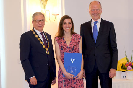 Oberbürgermeister Gerd Uwe Mende, Preisträgerin Theresa Breuer und Stadtverordnetenvorsteher Dr. Gerhard Obermayr. © Foto Diether von Goddenthow