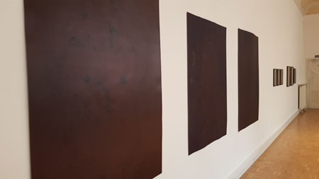 Impression der Ausstellung "Plasma" hier: Kugelschreiberzeichnungen auf Tusche von Kartin Trost, Bellevue-Saal. © Foto Diether von Goddenthow