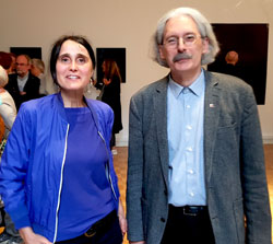 Die Künstlerin Katrin Trost und ihr Laudator Dr. Carsten Siebert. © Foto Diether von Goddenthow