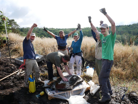 Fundstelle Grube Messel .Jubelndes Grabungsteam 2023 © Foto Torsten Wappler