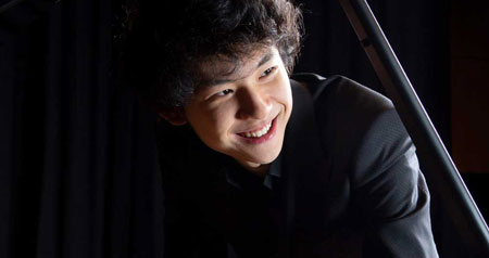 Tony Yun erhält am 13.August 2023 im Rahmen seines Konzertes in Schloss Johannisberg den LOTTO-Förderpreis des Rheingau Musik Festivals 2023 © Jennifer Taylor /Rheingau Musik Festival