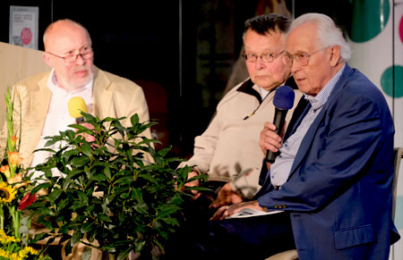 (v.li.) Bei einem Talk, moderiert von Bernd Funke, Journalist und Gründungsmitglied der IRM. plauderten Dr. Gerd Rupprecht, als damals verantwortlicher Landesarchäologe und Gerd Krämmer, der Gründungsvorsitzende der IRM, aus dem "Nähkästen", wie es ihnen und ihren Mitstreitern gelang den ISIS-Fund damals vor 20 Jahren vor den "Baggern" zu retten, unter anderem mit 10 000 Unterschriften an den damaligen OB Beutel. © Foto /Text Diether von Goddenthow