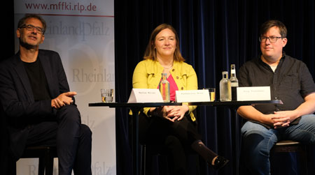 (vli.) Markus Müller Intendant des Staatstheater Mainz, Katharina Binz, Ministerin für Familie, Frauen, Kultur und Integration des Landes Rheinland-Pfalz und Jörg Vorhaben, Chefdramaturg Schauspiel im Staatstheater Mainz, präsentierten am 15,08.2023 in der Kakadu Bar das neue Carl-Zuckmayer-Stipendium. © Foto Diether von Goddenthow