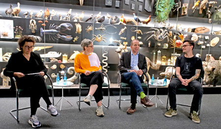 Dr. Brigitte Franzen, Direktorin des Senckenberg Naturmuseums Frankfurt, Dr. Marion Mehring, Leiterin des Forschungsfelds Biodiversität und Gesellschaft am ISOE, Prof. Dr. Andreas Mulch, Leiter des Senckenberg Forschungsinstituts und Naturmuseums Frankfurt und Mitglied des Senckenberg-Direktoriums und Kurator Maximilian Bugert stellen im Raum der Vielfalt im Senckenberg-Naturmuseum die neue Ausstellung „Stadt-Insekten“ vor. © Foto Diether von Goddenthow