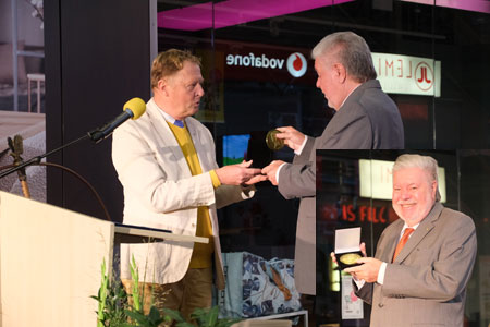 Im Rahmen der Feierlichkeiten ehrte der IRM-Vorsitzende Kurt Beck, Inke Ried-Neumann, Prof. Dr. Jürgen Blänsdorf, Bernd Funke und Uwe Abel mit der Drusus-Medaille, der höchsten Auszeichnung der IRM. Bild: Prof. Dr. Christian Vahl überreicht Kurt Beck, Ministerpräsident a.D. die Drususmedaille.© Foto /Text Diether von Goddenthow