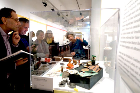 Dr. Katja Kaluga, Kuratorin der Ausstellung, erläutert beim Presserundgang die Funktionen des Zauberkasten aus dem Besitz von Walther Wolfgang (1812-1885) und Wolfgang Maximilien von Goethe (1820 - 1883), der nicht nur reines Spielzeug war, sondern auch Kinder darin trainiert, als "Zauberer" vor anderen frei zu sprechen und aufzutreten, alles Tugenden, die sie einmal im Leben einer gehobenen Gesellschaft benötigten. © Foto Diether von Goddenthow