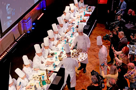 Jeder Gang wird der 20köpfigen Jury u. auch der Presse-Jury präsentiert, bevor die Speisen zur Verkostung den Fachleuten zur Bewertung serviert werden. © Foto Diether von Goddenthow