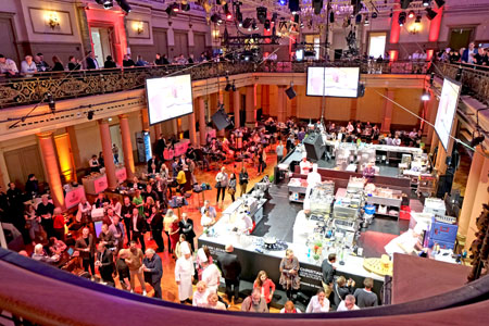 Inmitten des bis auf den letzten Platz besetzten Gesellschaftshauses befindet sich das 300 qm große Live-Koch-Areal, so dass die Gäste den Spitzenköchen stets "über die Schultern" schauen können. © Foto Diether von Goddenthow