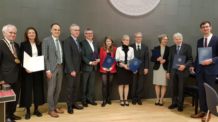 Abschlussbild der Jahresfeier der Akademie der Wissenschaften und Literatur Mainz am 10. November 2023 mit Präsident Prof. Dr.-Ing. Reiner Anderl (li), Staatsminister Clemens Hoch (3.v.li) u. neben ihm Wirtschaftsweiser Prof. Dr. Martin Werding sowie allen Geehrten des Abends. © Foto: Diether von Goddenthow