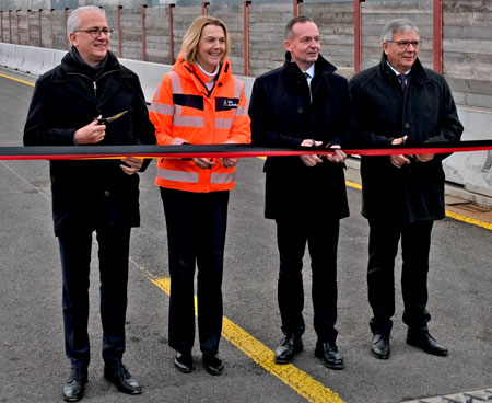 Verkehrsfreigabe mit Banddurchschnitt auf dem neuen Teilbauwerk Süd der Salzbachtalbrücke durch Tarek Al-Wazir, Staatsminister für Wirtschaft, Energie, Verkehr, Wohnen des Landes Hessen, Anne Rethmann, Geschäftsführerin Finanzen der Autobahn GmbH, Dr. Volker Wissing, Bundesminister für Digitales und Verkehr, sowie Gert-Uwe Mende, Oberbürgermeister der Landeshauptstadt Wiesbaden. © Foto: Diether von Goddenthow