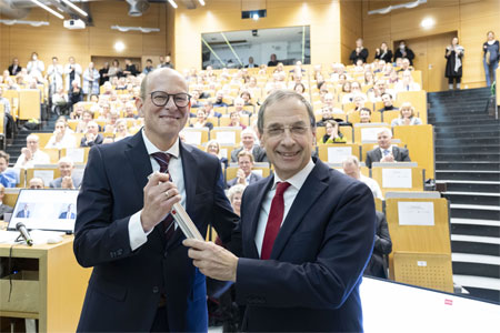 (v.l.n.r.) Univ.-Prof. Dr. Ralf Kiesslich und sein Vorgänger im Amt des Vorstandsvorsitzenden und Medizinischen Vorstands, Univ.-Prof. Dr. Norbert Pfeiffer, bei der feierlichen Amtsübergabe am 11. Januar 2024. © Universitätsmedizin Mainz / Peter Pulkowski