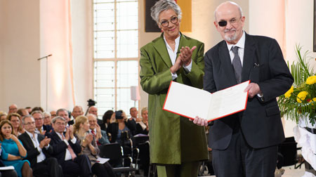 Erinnerung an die Friedenspreis-Verleihung 2023: Karin Schmidt-Friderichs, Vorsteherin des Börsenvereins überreichte Salman Rushdie die Urkunde des Friedenspreis des Deutschen Buchhandels 2023 überreicht. © Foto Tobias Bohm/Börsenverein des Deutschen Buchhandels