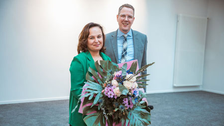 Zum Abschied überreicht Christoph Degen seiner Vorgängerin Ayse Asar einen Blumenstrauß. © Katrina Friese