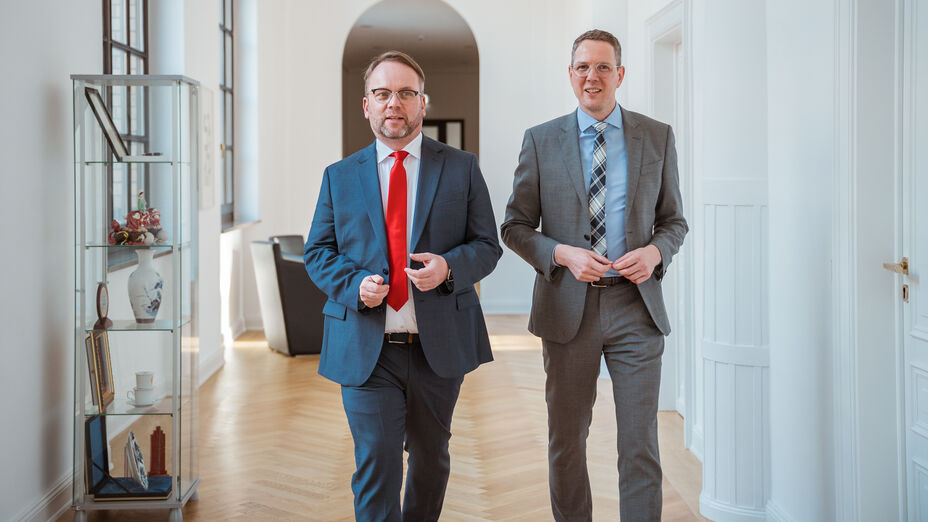Timon Gremmels (li) und Christoph Degen übernehmen Amtsgeschäfte des Hessischen Ministeriums für Wissenschaft, Forschung, Kunst und Kultur (HMWK) © Katrina Friese