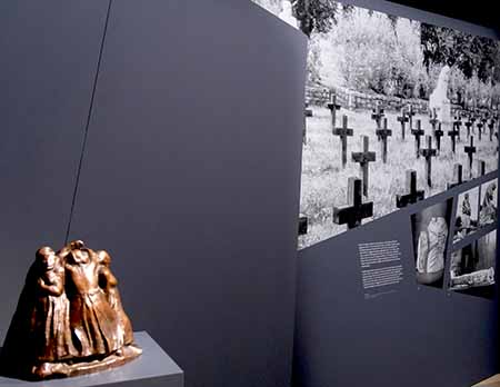 Käthe Kollwitz. Turm der Mütter vor einem Gräberfeld, Verdun, erster Weltkrieg. © Foto Diether von Goddenthow