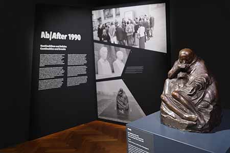 Käthe Kollwitz Pietà Modell 1937/40, Guss Anfang 1940. In dieser kleinen Bronze (stattliche Museen zu Berlin, neue Nationalgalerie), die auch Mutter und Sohn genannt wird, verhandelte Kollwitz nach mehr als zwanzig Jahren erneut den Tod ihres im Ersten Weltkrieg gefallenen Sohnes, für dessen Verpflichtung an die Front sie sich eine Mitschuld gab. Diese "Schuld" und Verzweiflung über den gefallenen Sohn sollte sie nie mehr verlassen, was auch stark in ihren Werken immer wieder durchscheint. Helmut Kohl, dessen Bruder Walter im Krieg gefallen war, verband ein Leben lang eine große Nähe zu Kollwitz Werk. Nach der Widervereinigung beschloss er - praktisch im Alleingang - die Skulptur in Berlins "Neue Wache" als Mahnmal gegen den Krieg installieren zu lassen.Seit 1993 dient Pietè dort in ihrer vierfachen Vergrößerung dem zentralen "Gedenken der Opfer von Krieg und Gewaltherrschaft". Kohls einsame Entscheidung löste eine komplexe Diskussion aus. Allerdings herrscht mittlerweile Einigkeit darüber, dass es wohl keine bessere mahnende Skulptur für diesen Ort gibt wie "Pietà". © Foto Diether von Goddenthow