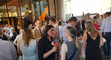 Impression vom Get-together beim Politischen Sommerfest der Architektenkammer Rheinland-Pfalz. © Foto: Diether von Goddenthow