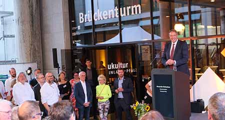 Mit Infrastrukturen Orte baukultureller Schönheit schaffen! Dass das Politische Sommerfest das Kammer-Highlight des Jahres ist, daran ließen die mehr als 300 Gäste aus Politik, Wirtschaft und Kultur am 28. August keinen Zweifel. Ministerpräsident fand Alexander Schweitzer sprach zum ersten Mal in seiner neuen Funktion ein Grußwort. © Foto: Diether von Goddenthow