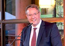 Ministerpräsident Alexander Schweitzer.© Foto: Diether von Goddenthow