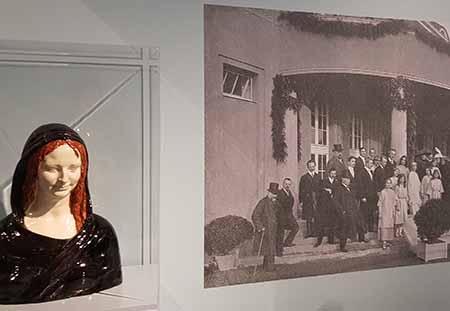 „Lächelnde Olga" Büste der Schülerin Olga Breling_von Bernhard Hoetgers. Foto im Hintergrund zeigt die Elizabeth Duncan-Schule auf der Marienhöhe. © Foto: Diether von Goddenthow