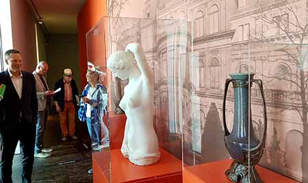 Mit „Das Neue Palais als moderne Stadtresidenz“ schließt die Ausstellung. Hier befindet sich zugleich die wertvollste Skulptur der Schau, der sogenannte Darmstädter Torso: Die Jugend des Bildhauers “ Bernhard Hoetger. © Foto: Diether von Goddenthow