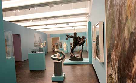 Dieser Ausstellungsbereich über das Ausstellungsgebäude zeigt einen interessanten Abriss der präsentierenten zeitgenössischen Kunst seit 1908. Hier im Bild unter anderem Matthias Will mit "Drei Halbkreise, Flügel schwebend", 2012, und Jean Robert Ipoustéguys Großskulptur Val de Grâce, 1977, © Foto: Diether von Goddenthow
