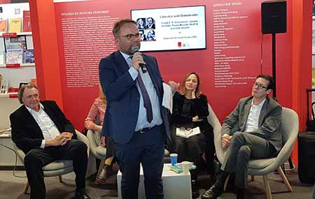 Kultur- und Kunstminister Timo Gremmels begrüßte auf dem hessischen Gemeinschaftsstand "Literatur in Hessen" die Gäste im Anschluss der Diskussion und Lesung mit Professor Dr. Frank E.P. Dievernich, Jasmin Schülke, Paula Macedo Weiß und Joachim Unseld. Vorgestellt wurde der neue Band „Demokratie gestalten. Eine Aufforderung zum Handeln.“. Dr. Sarah Tacke (ZDF) moderierte den Talk. © Foto Diether von Goddenthow